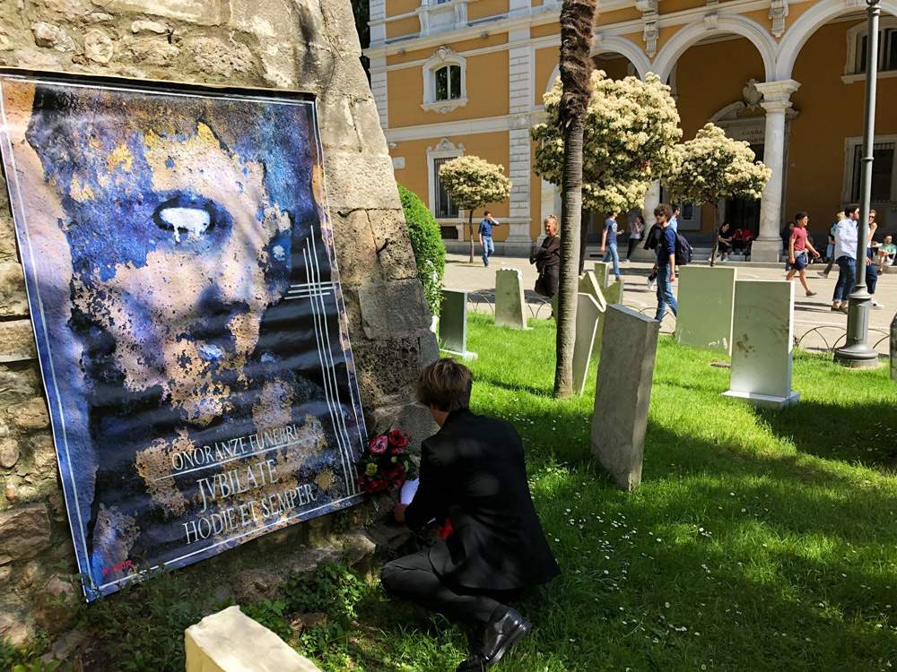 Carrara, the performer disturbing Cattelan's work: Rebor's funeral poster enters installation
