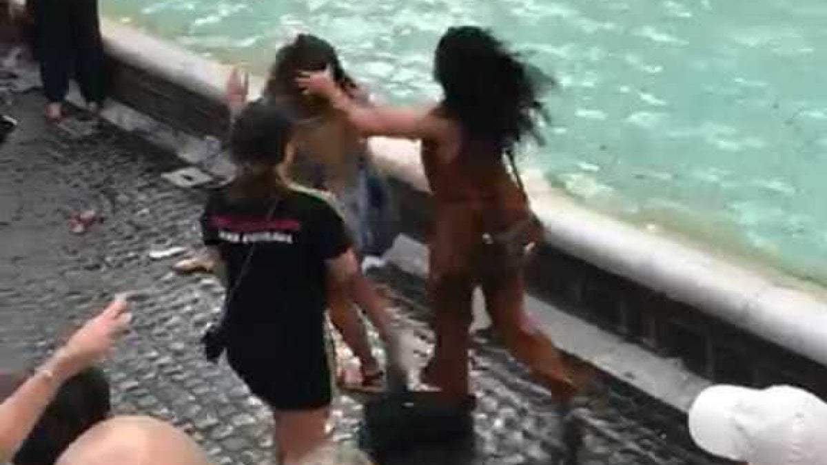 Rome, brawl between boorish tourists at Trevi Fountain: they vie for position for selfie