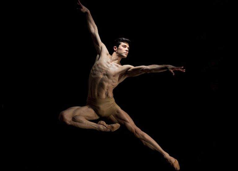 Roberto Bolle in an exciting pas de deux with a robot