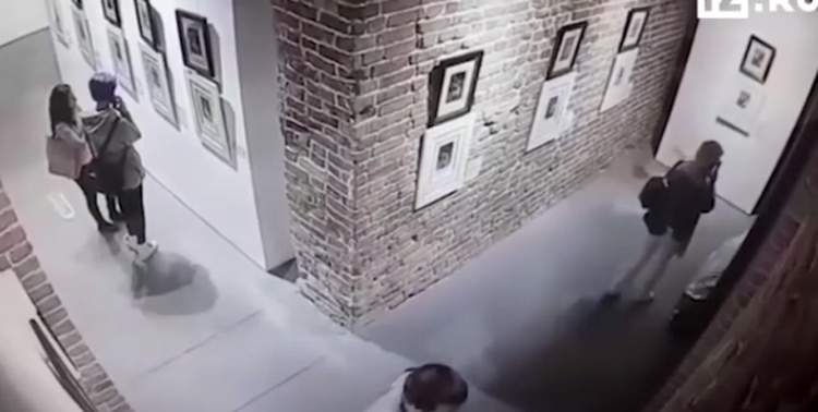 Russie, endommagement d'une œuvre de Dali en essayant de prendre un selfie