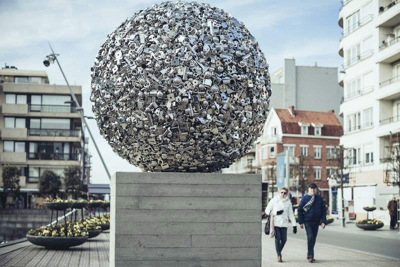 Ryan Gander, Really Shiny Things That Don't Really Mean Anything (2018; stainless steel, 220 cm diameter; Kooksijde, Gemeenteplein)