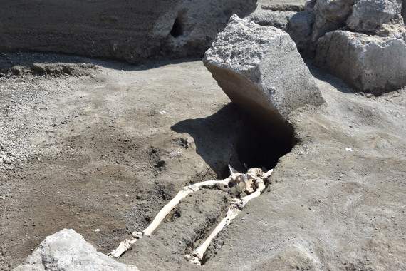 Pompeii, found the skeleton of a man with a limp: a heartbreaking discovery