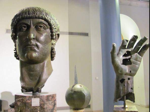 Roma, scoperta eccezionale: identificato il dito indice della statua dell'imperatore Costantino