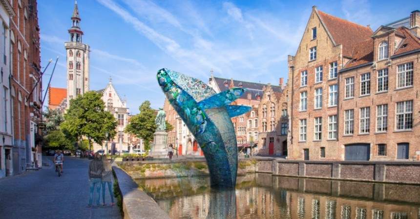 La Triennale de Bruges 2018 sous le signe de la liquidité, avec des baisers sur l'eau, des villes volantes et des espaces d'accueil idéaux.