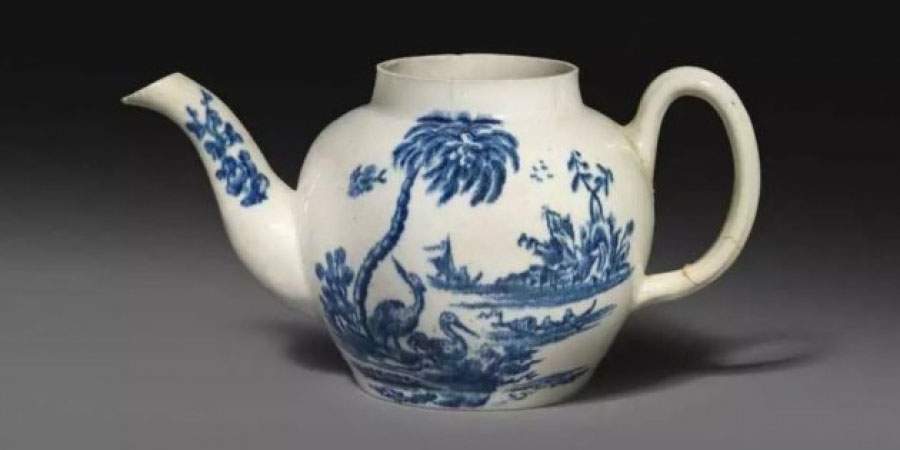 Collector purchases a simple teapot that turns out to be a valuable antique