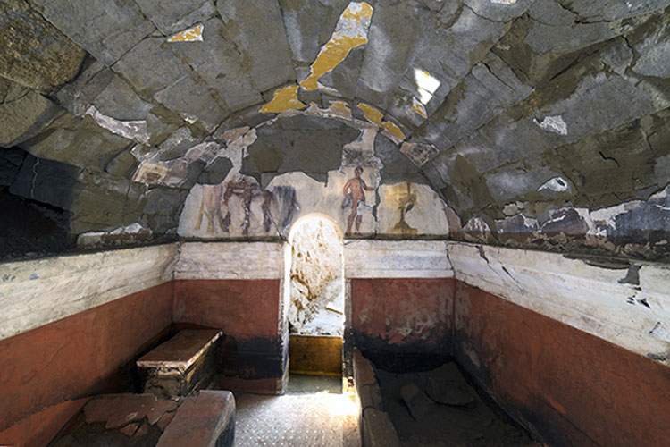 Scoperta a Cuma una tomba del II secolo a.C. dipinta con scene di banchetto
