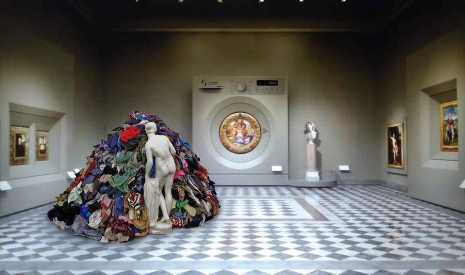 La nouvelle exposition du Tondo Doni ressemble à une machine à laver : et les Offices répondent au web avec ironie !