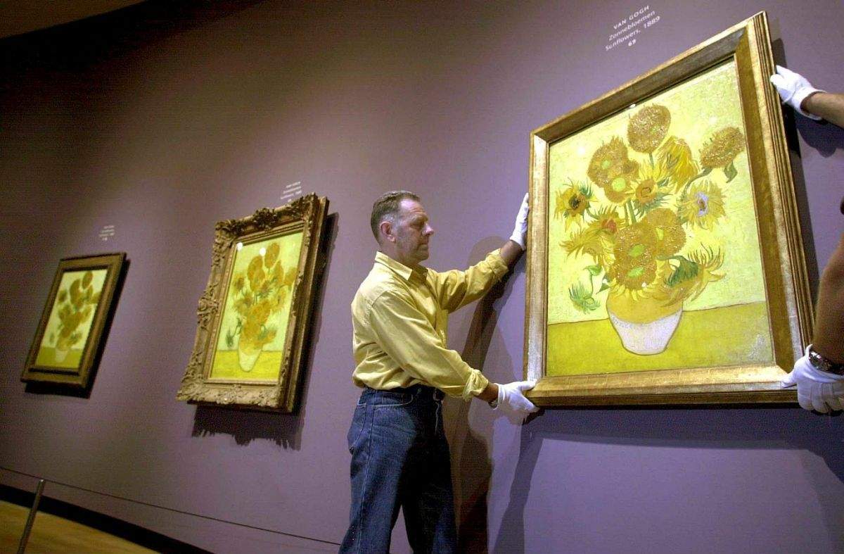 Van Gogh's Sunflowers are fading. Great masterpiece at risk