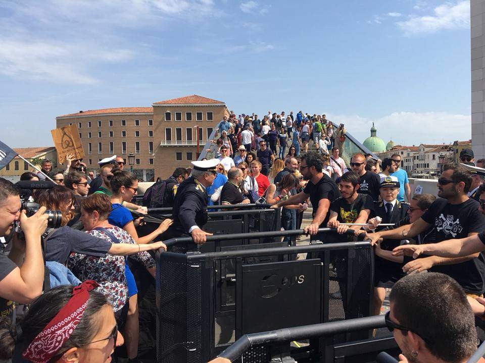 Venezia, attivisti smontano i tornelli che sbarrano l'ingresso al centro storico: “la città non è un luna park”