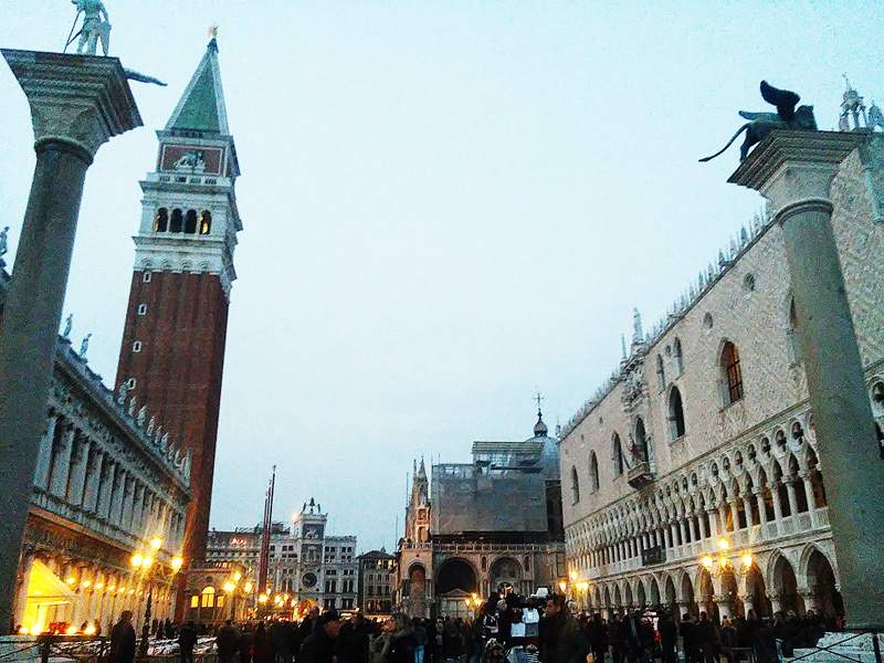 The maneuver also introduces a ticket to visit Venice for a fee: it may cost up to 10 euros