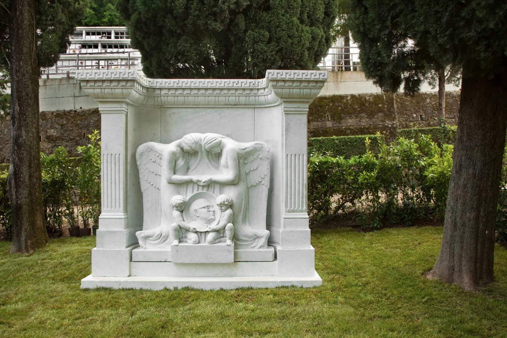 Maurizio Cattelan, Sans titre (2010 ; marbre, 155 x 140 x 40 cm). Œuvre présentée à la 14e Biennale de Carrare