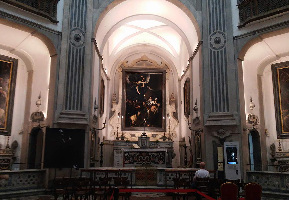 Interno del Pio Monte della Misericordia con il dipinto di Caravaggio, le Sette opere di misericordia