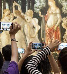 I turisti che assaltano gli Uffizi sono ora al centro di una mostra, che si tiene proprio agli Uffizi