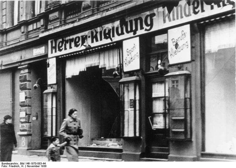 Negozio di proprietà ebraica a Magdeburgo distrutto durante la Notte dei Cristalli (novembre 1938; fotografia b/n, Berlino, Bundesarchiv)
