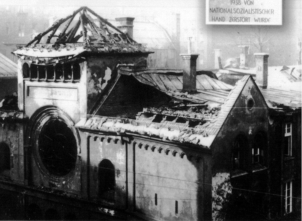 La vecchia sinagoga Ohel Jakob a Monaco di Baviera distrutta durante la Notte dei Cristalli (1938; fotografia b/n; Collezione privata)
