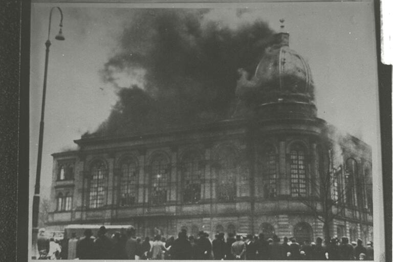 La sinagoga di Börneplatz a Francoforte sul Meno distrutta durante la Notte dei Cristalli (novembre 1938; fotografia b/n; New York, Center for Jewish History)
