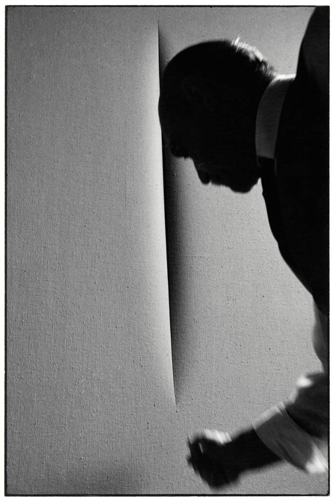 Die Wartenden. Lucio Fontana, fotografiert von Ugo Mulas im Jahr 1964  Die Wartenden. Lucio Fontana, fotografiert von Ugo Mulas im Jahr 1964