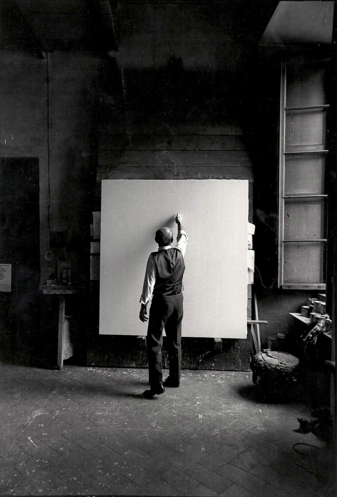 Die Wartenden. Lucio Fontana, fotografiert von Ugo Mulas im Jahr 1964  Die Wartenden. Lucio Fontana, fotografiert von Ugo Mulas im Jahr 1964
