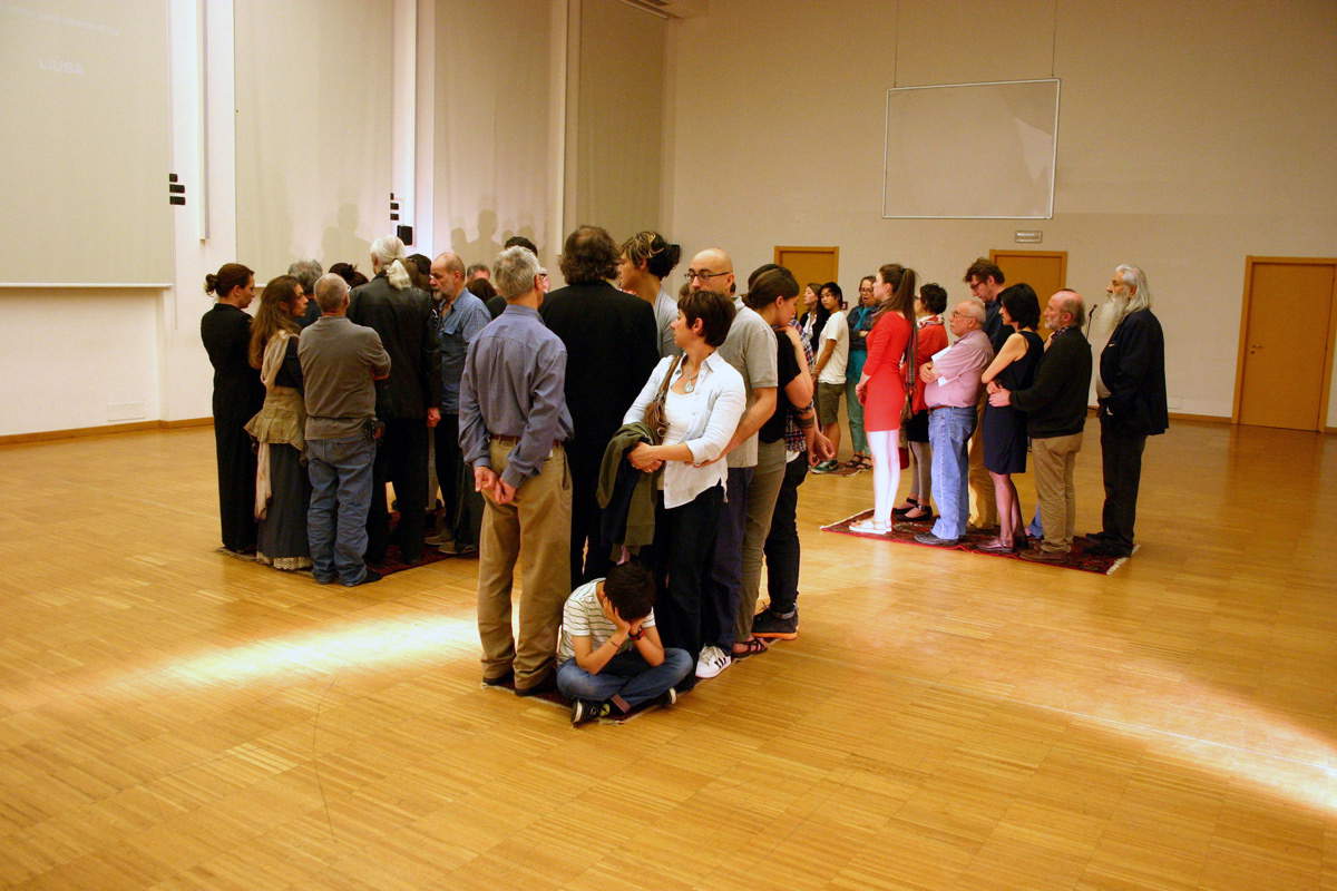 LIUBA, With No Time #1 (2015-2016; fotografia installativa da performance, tappeto)
LIUBA, With No Time #1 (2015-2016; fotografia installativa da performance, tappeto)