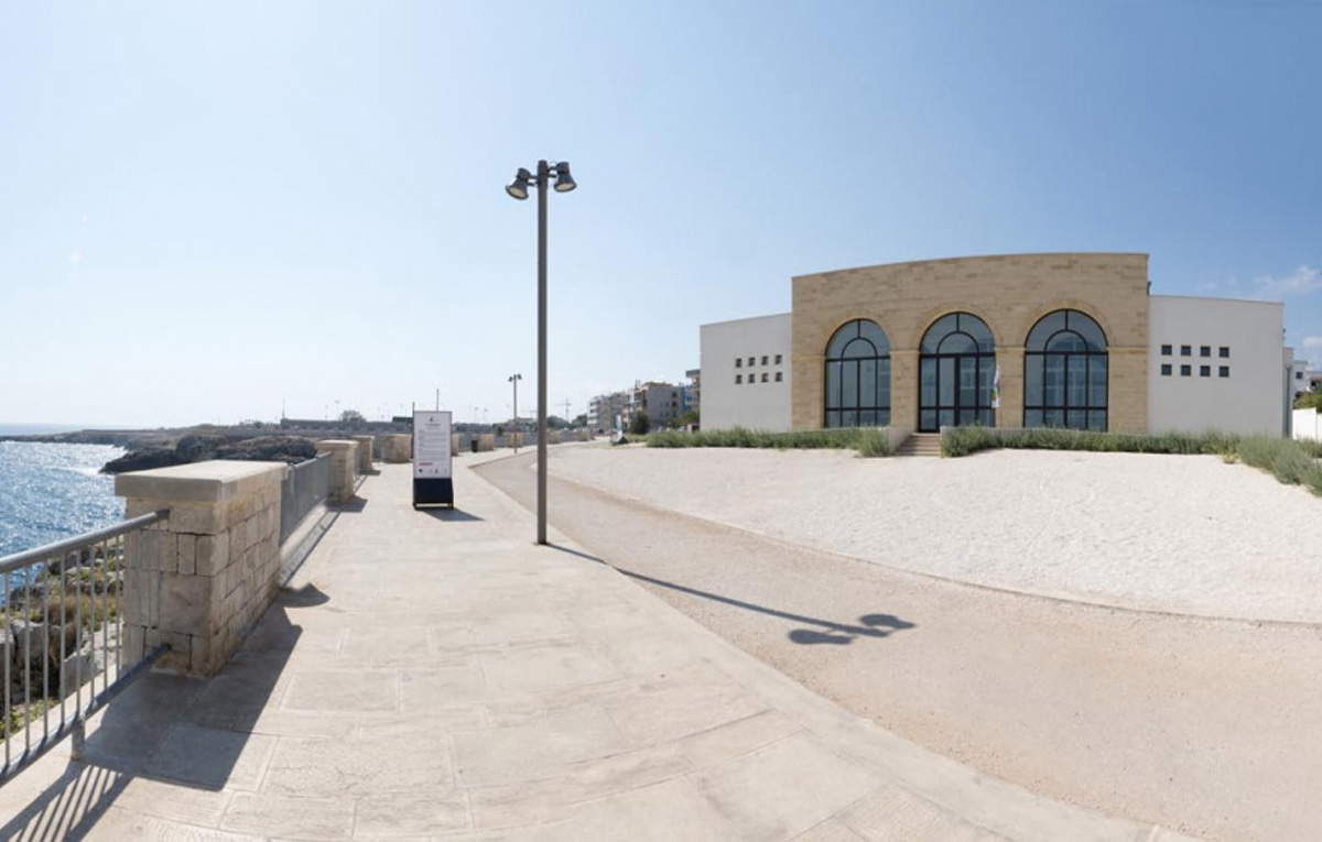 La sede de la Fondazione Museo Pino Pascali en el paseo marítimo sur de Polignano a Mare
 