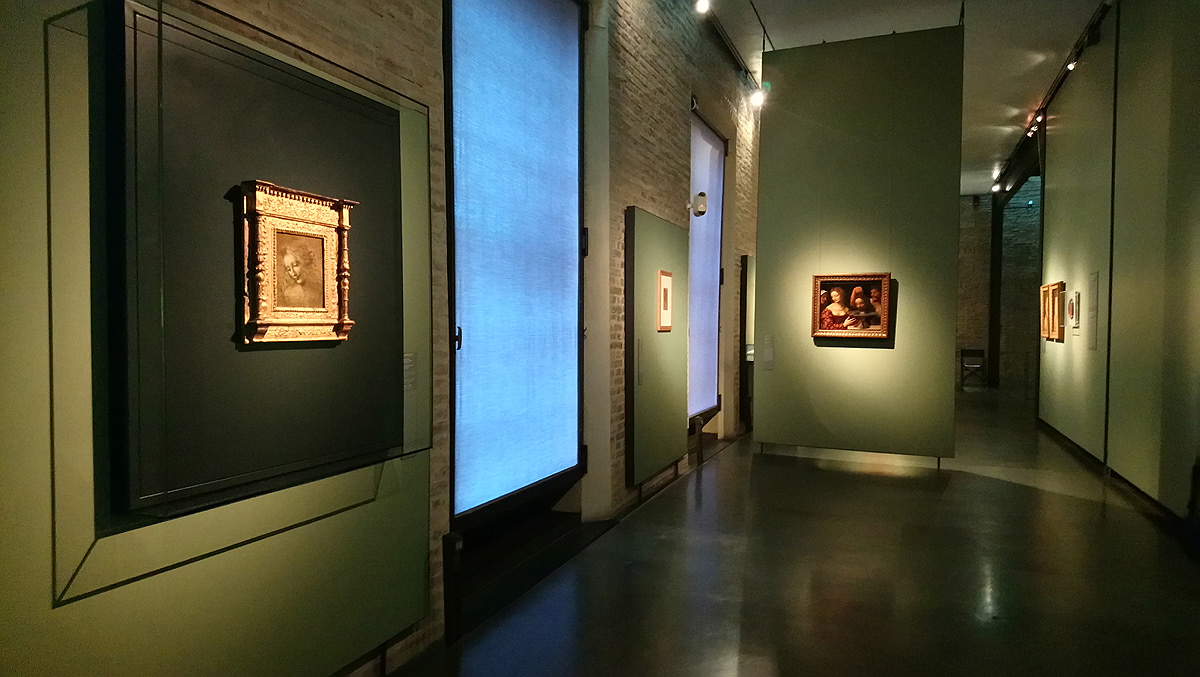 Ein Raum der Ausstellung Das Schicksal der Scapiliata von Leonardo da Vinci 