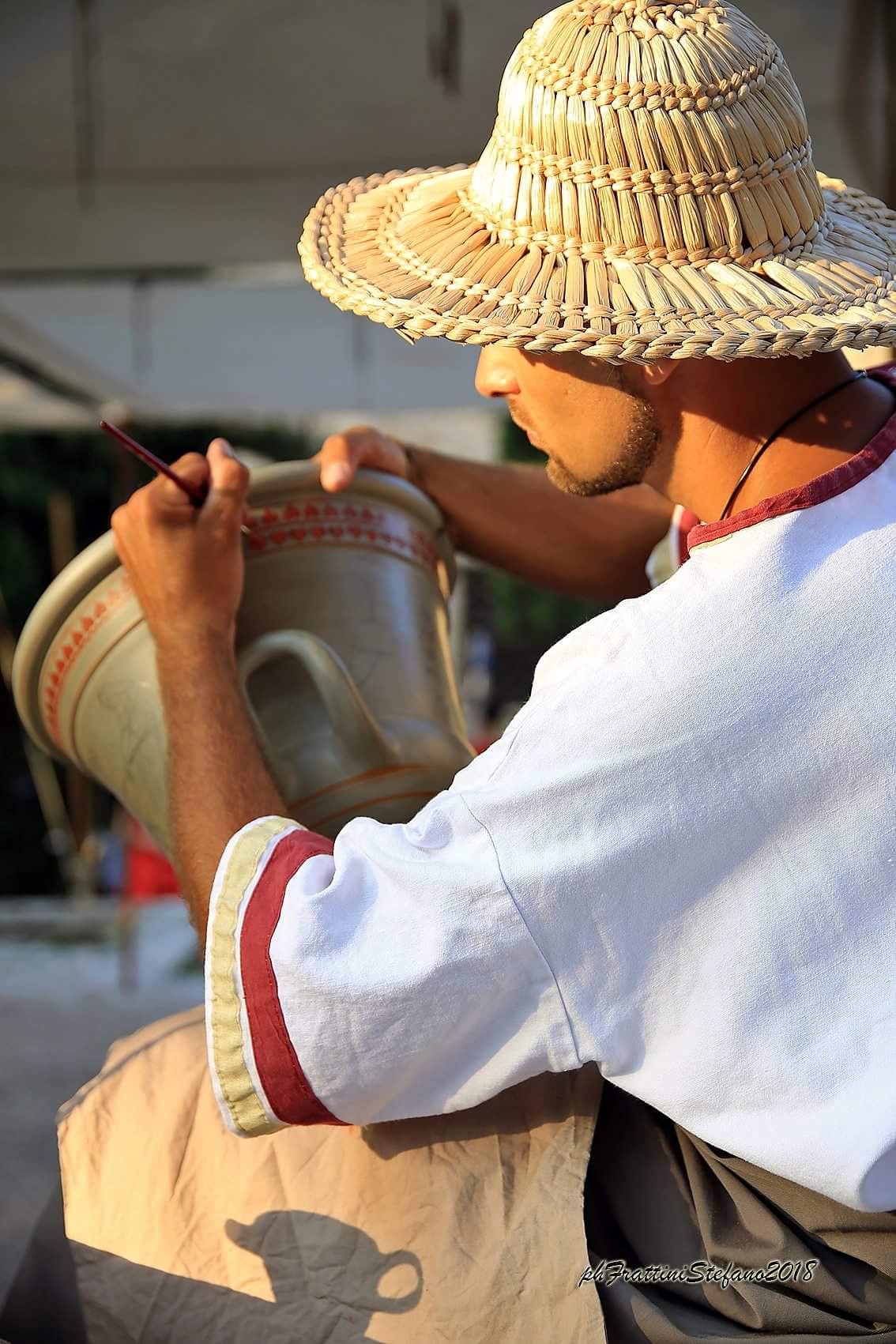 Roberto Paolini au travail sur ses céramiques lors d'une reconstitution historique  Roberto Paolini au travail sur ses céramiques lors d'une reconstitution historique