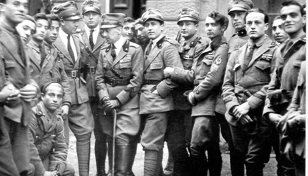 Gabriele d'Annunzio a Fiume con un gruppo di legionari