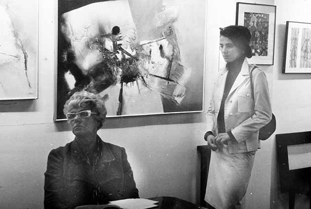 Peggy Guggenheim (a sinistra) con &Zcaron;iva Kraus (a destra) a Venezia, Palazzo Venier dei Leoni, nel 1966
