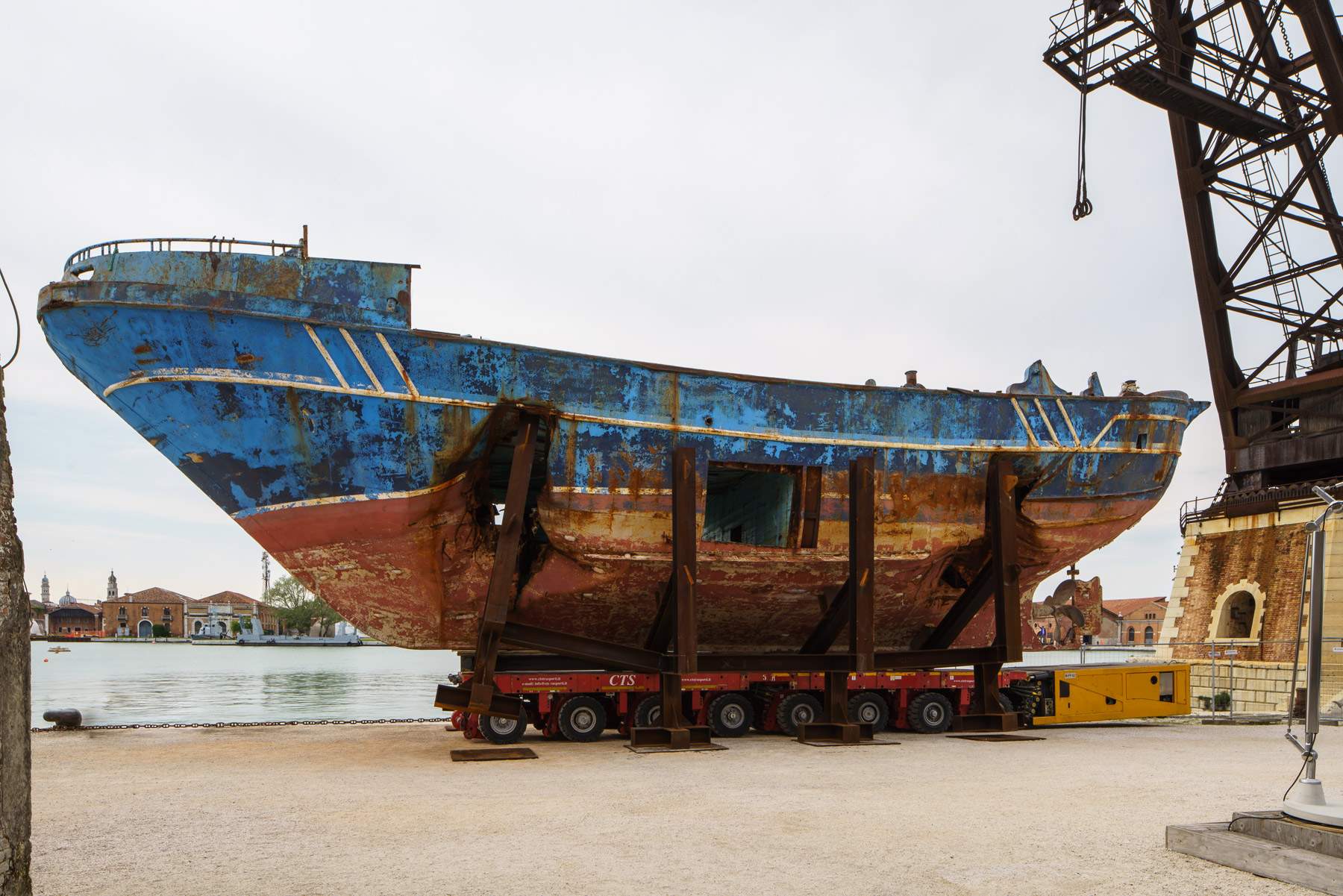 L'épave du naufrage de migrants exposée à la Biennale de Venise 2019 revient en Sicile