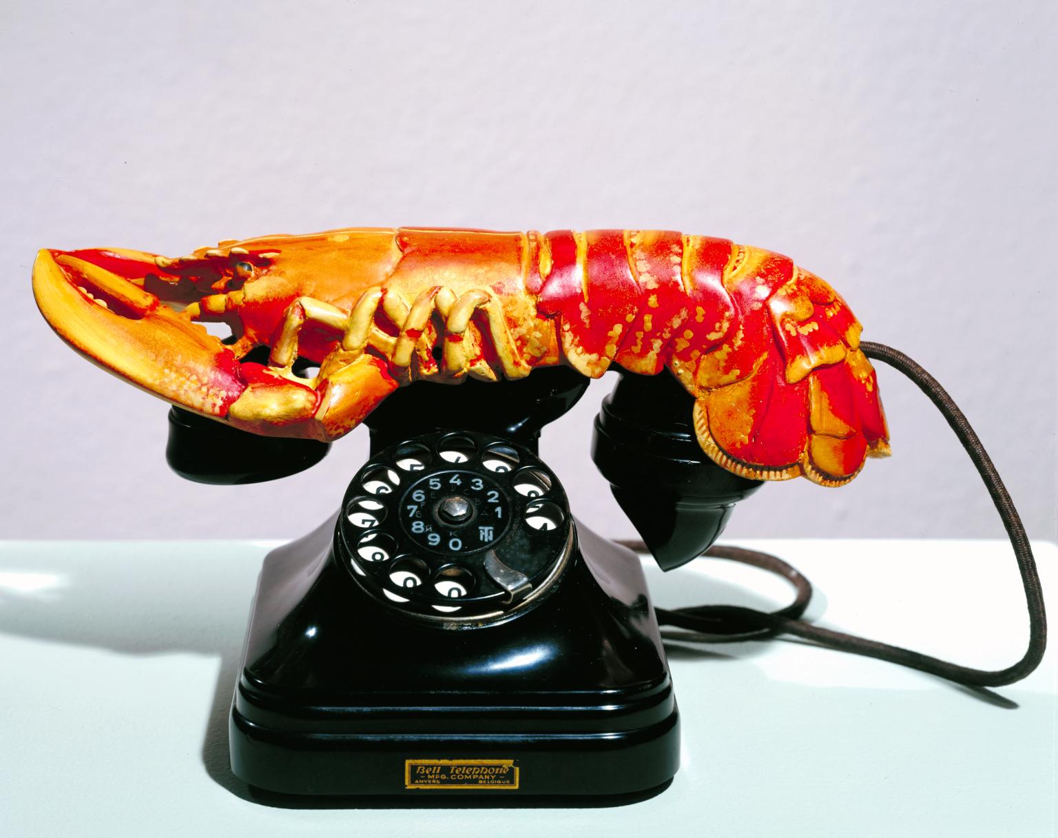 Salvador Dalí, Lobster Phone (1936; acciaio, gesso, gomma, resina e carta, 17,8 x 33 x 17,8 cm; Londra, Tate Modern)
