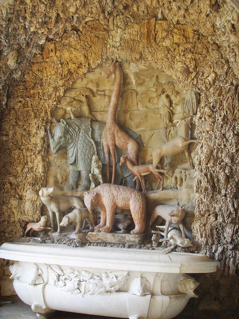 Niccolò Pericoli detto il Tribolo, Giambologna e altri, Grotta degli animali (1540-1541; gruppo scultoreo; Firenze, Villa Medicea di Castello)
