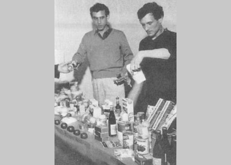 Addi Köpcke et Daniel Spoerri vendent des œuvres d'art alimentaire lors de l'exposition Der Krämerladen qui s'est tenue en 1961 à Copenhague dans la galerie de Köpcke.