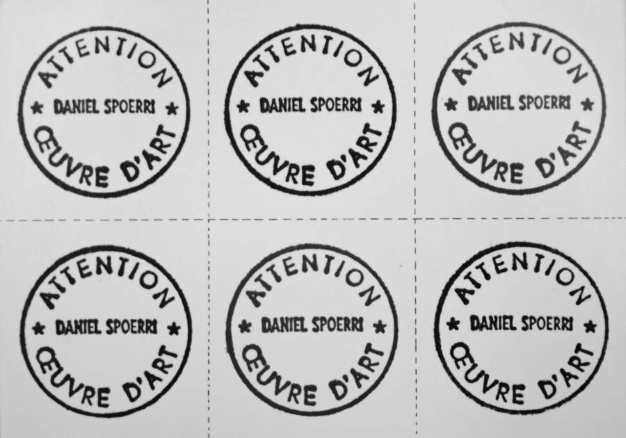 Les timbres que Daniel Spoerri a apposés sur les produits alimentaires vendus lors de l'exposition Der Krämerladen en 1961.