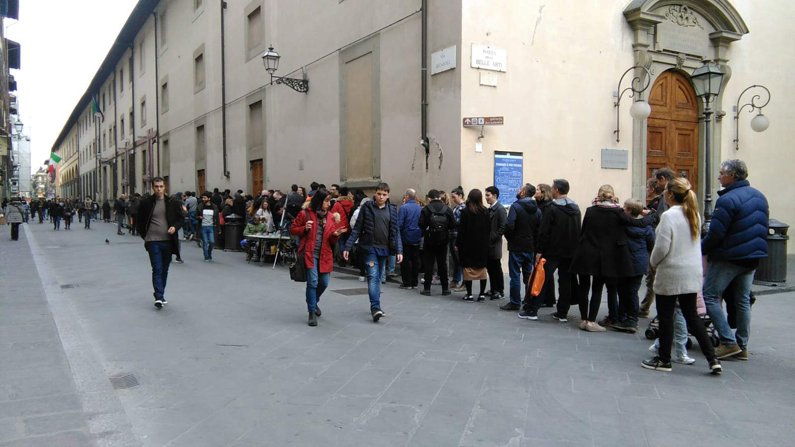 La coda per entrare alla Galleria dell'Accademia di Firenze durante la Settimana dei Musei, giovedì 7 marzo nel primo pomeriggio. Ph. Credit Finestre sull'Arte