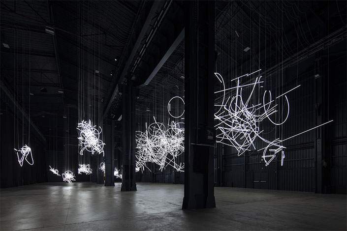 Milan, Cerith Wyn Evans stars at Pirelli HangarBicocca with her largest exhibition in Italy
