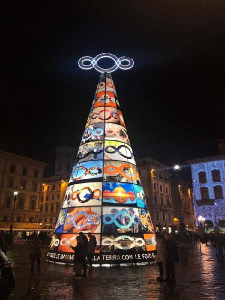 Pistoletto's tree lights up Piazza della Repubblica in Florence