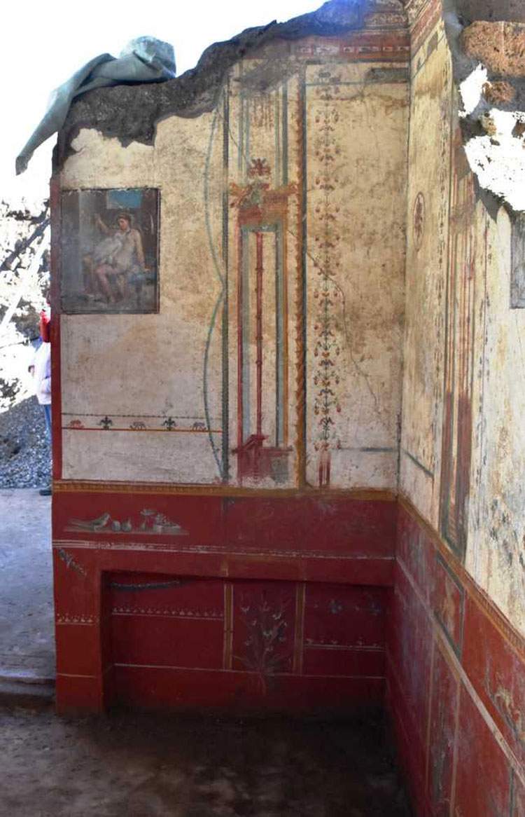 Pompeii, refined frescoed alcove resurfaces in Regio V excavations