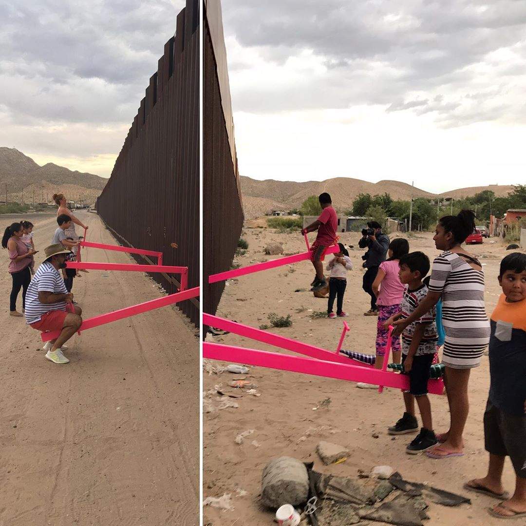 Straordinario al confine USA-Messico: artisti fanno giocare i bambini divisi dal muro con altalene che lo attraversano
