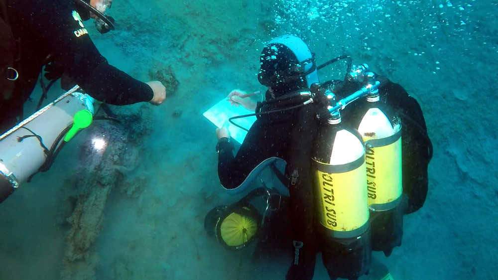 Ancient amphorae deposit discovered in the sea of Reggio Calabria