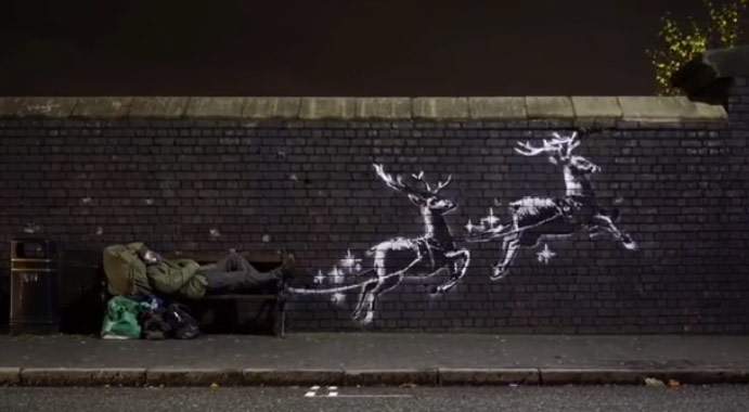Banksy in versione natalizia trasforma un clochard in Babbo Natale con le renne 