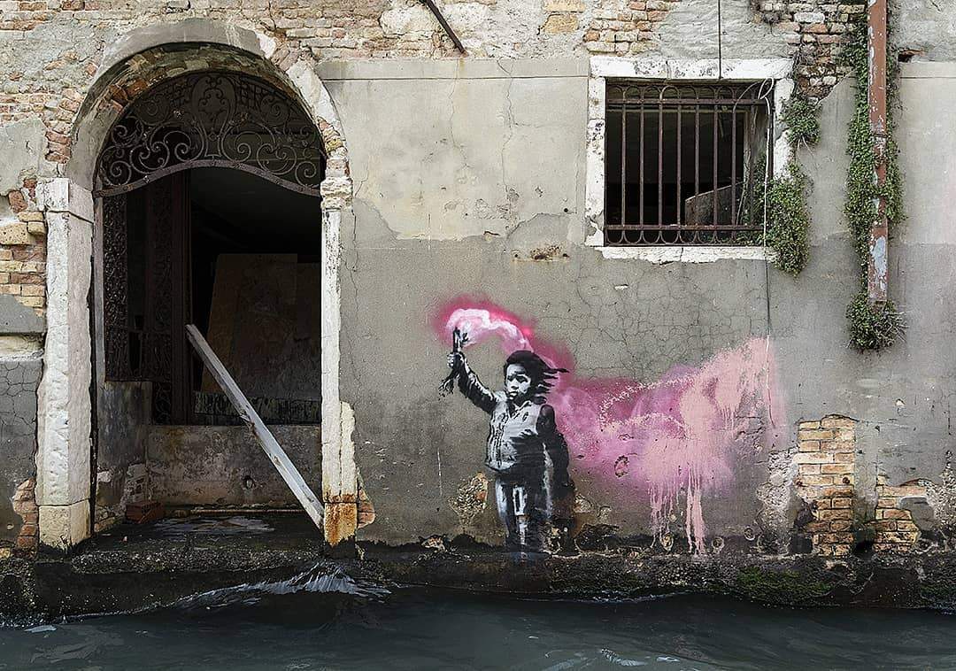 Banksy laisse une peinture murale à Venise, la Soprintendenza dépose une plainte, le procureur demande un non-lieu.