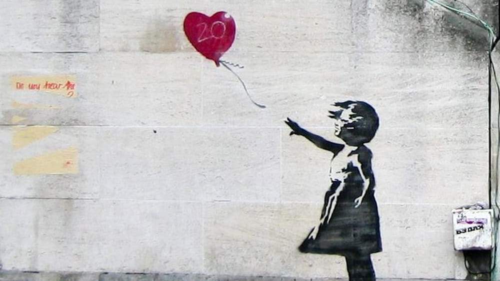 Banksy, tutte le opere più famose dell'artista sono nelle Marche per la mostra “From street to museum”