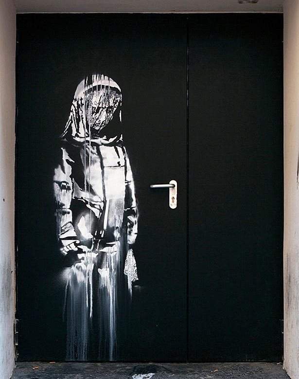 Sfregio alla memoria della strage del Bataclan: rubato il murale di Banksy dedicato alle vittime