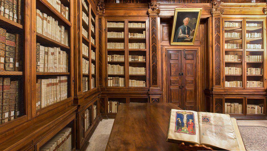San Daniele Friuli, le maire veut diviser la bibliothèque Guarneriana. Mais seul 1 citoyen sur 3 est intéressé