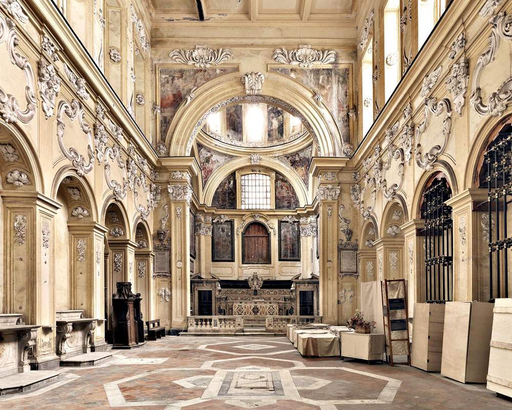 Naples, le sol derrière l'autel de l'église des Incurabili, datant du XVIe siècle, s'effondre.