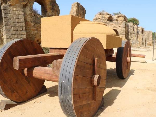 How were temples built in ancient times? An exhibition in Agrigento's Valley of the Temples.