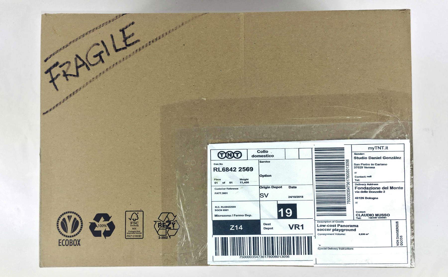 Daniel Gonz&aacute;lez, Low-cost Panorama (2018-19; architettura effimera, campo da calcio gonfiabile e imballaggio). Courtesy l&rsquo;artista