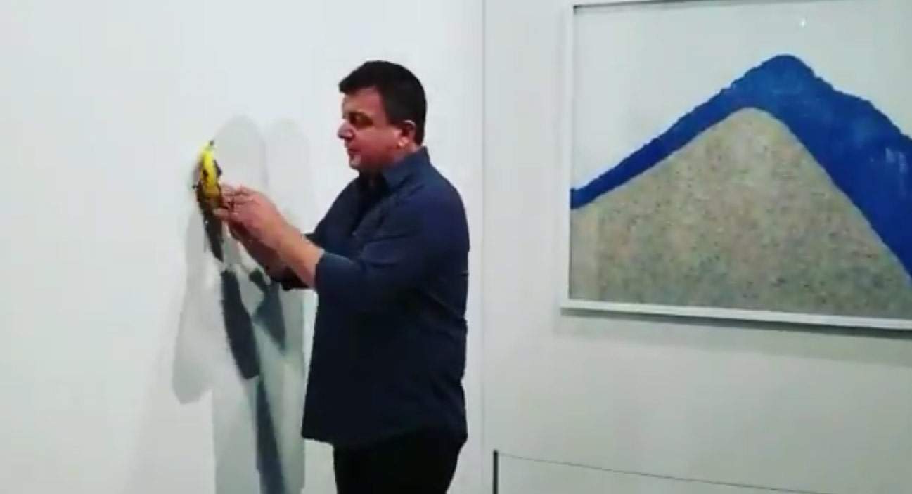 Surprise : un artiste... affamé a mangé la banane de Cattelan à Miami. La vidéo