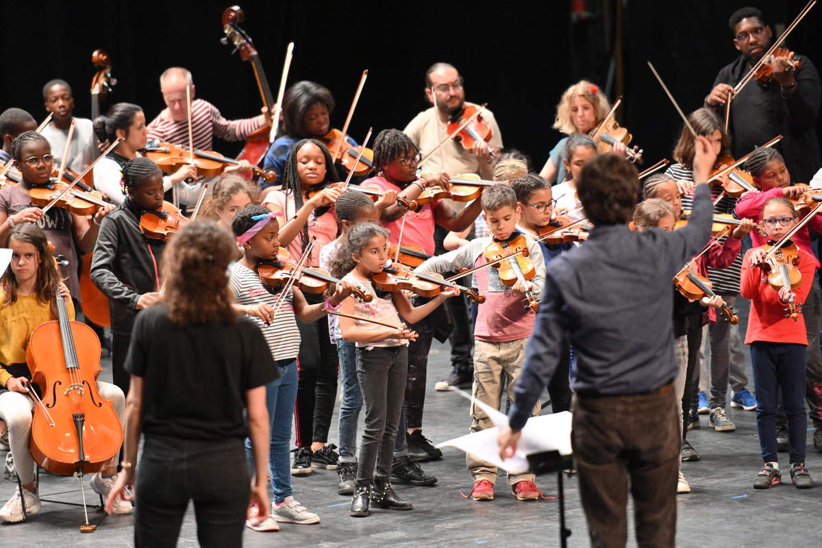 Kinder während der Proben an der Opéra de Massy in einem Vorort von Paris, 2019 © The Japan Art Association / The Sankei Shimbun Kinder während der Proben an der Opéra de Massy in einem Vorort von Paris, 2019 © The Japan Art Association / The Sankei Shimbun