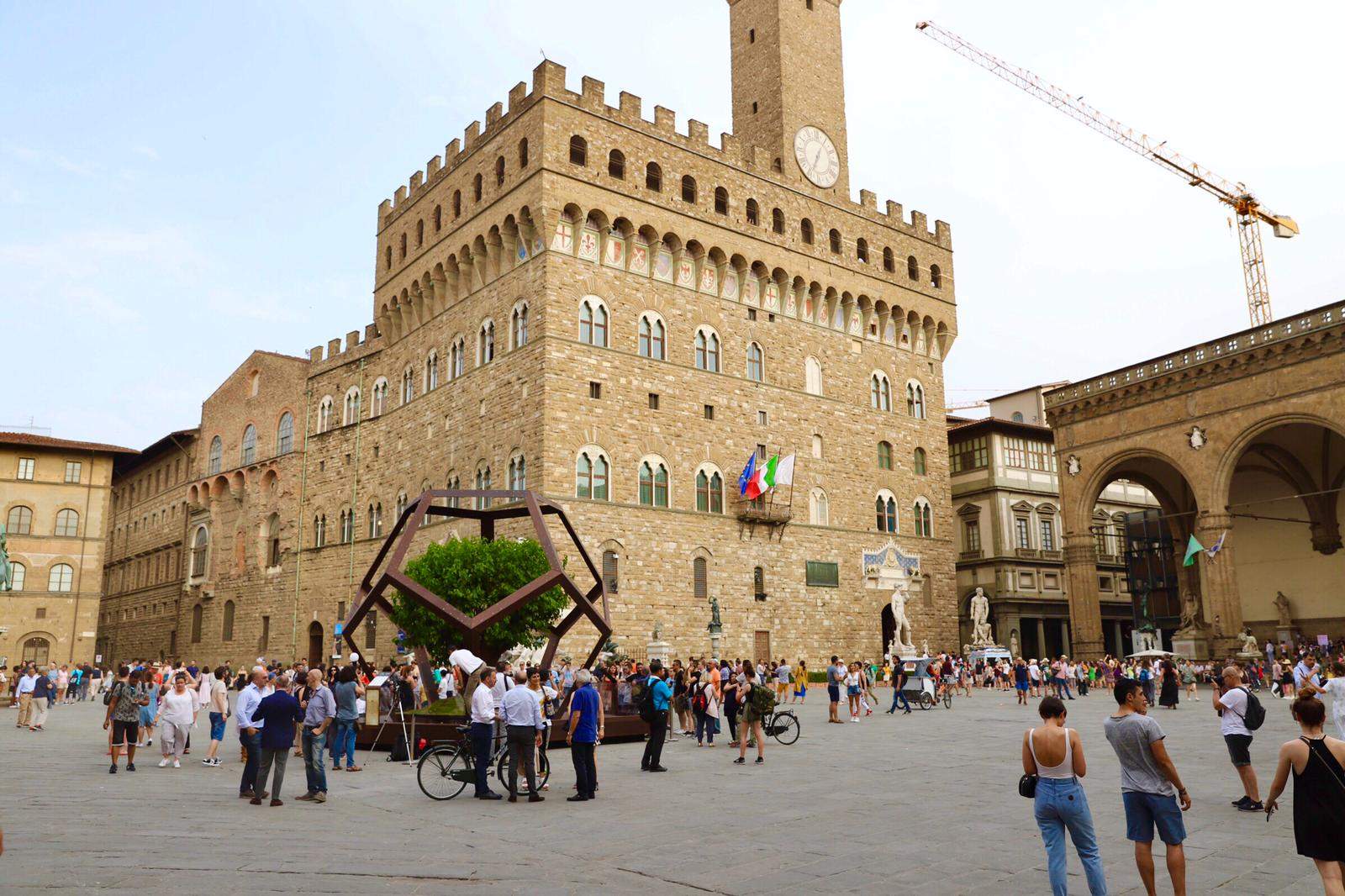 Firenze, in piazza della Signoria arriva un dodecaedro alto sei metri che omaggia Leonardo
